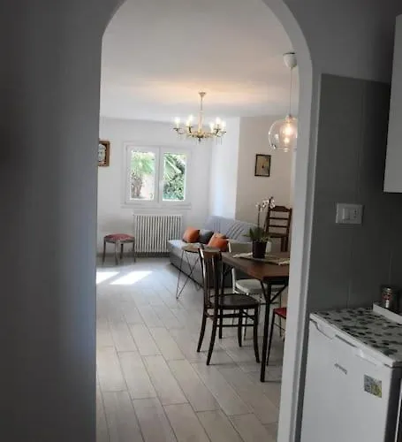 Casa Iride, Con Grazioso Giardino アパート ラヴェンナ